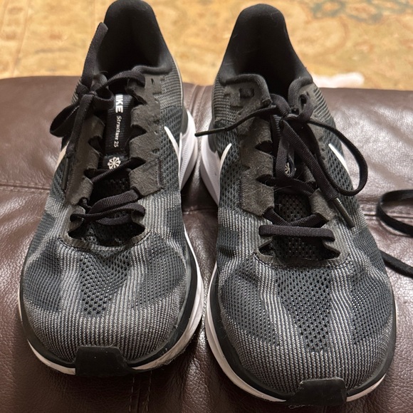 Nike Black and White Men's Sneakers - Picture 2 of 9